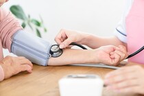 「高齢者の血圧管理」日常生活で気をつけたい7つのポイントを介護福祉士に聞く