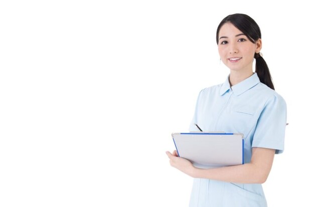 カルテを持つ女性
