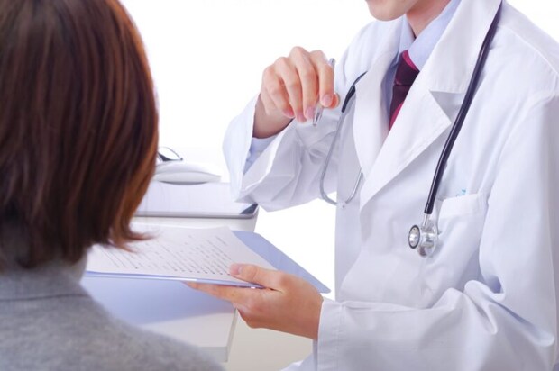 説明をする医者