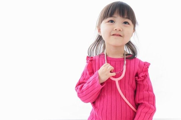 お医者さんごっこをする子ども