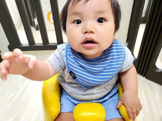 こちらに向かって手を伸ばす赤ちゃん