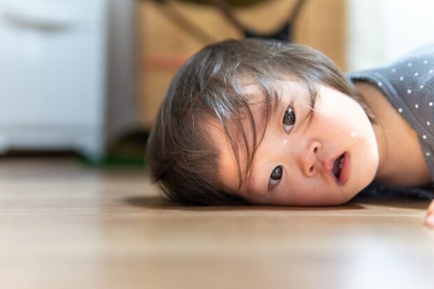 涙を流している子供