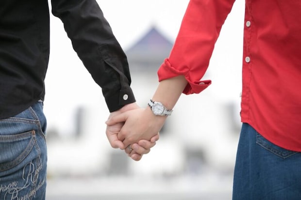 手を繋ぐ