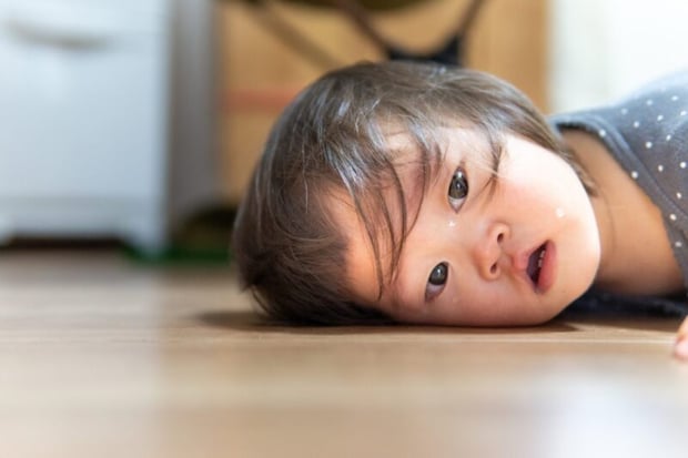 涙を流している子供