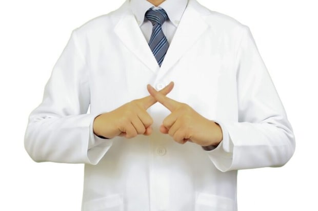 白衣を着た男性