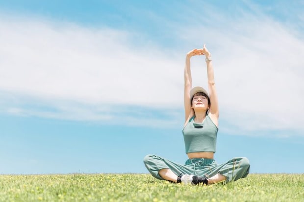 背伸びする女性