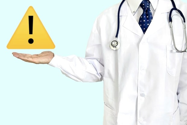 注意マークと医師