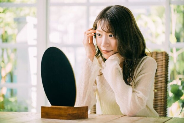 鏡を見る女性