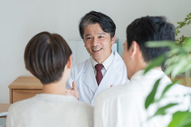 検査を進める医師