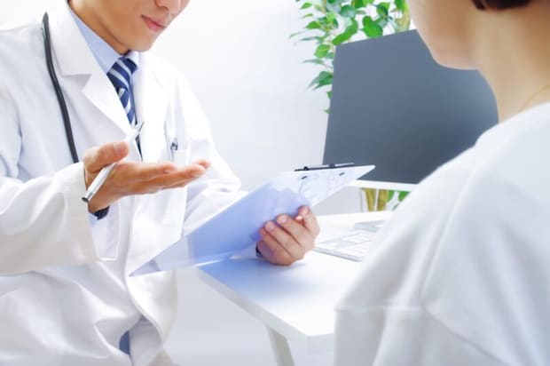 診察をする男性医師