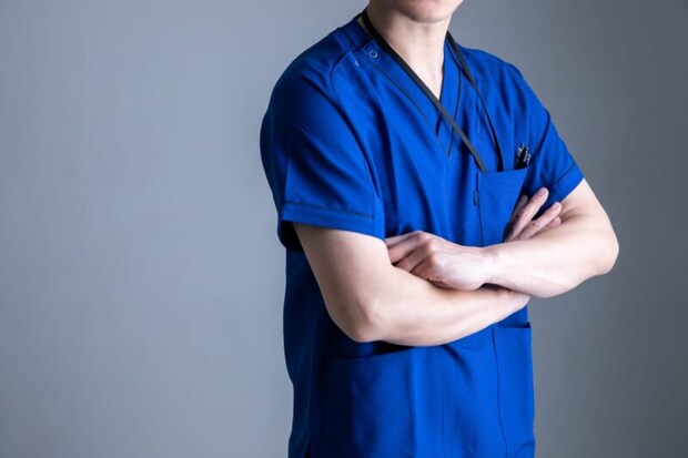 腕組みをする医者
