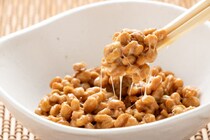｢納豆を食べると血液がサラサラになる｣のはなぜ？ 25回以上混ぜるべき理由【管理栄養士解説】