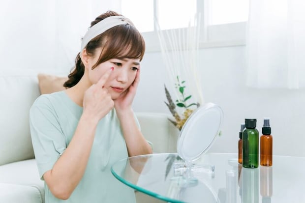 目元を触る女性