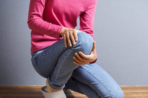 膝を抱える女性