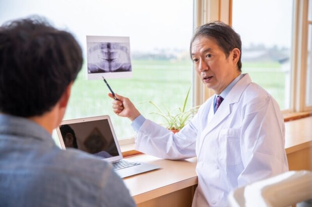 レントゲンの説明をする医師