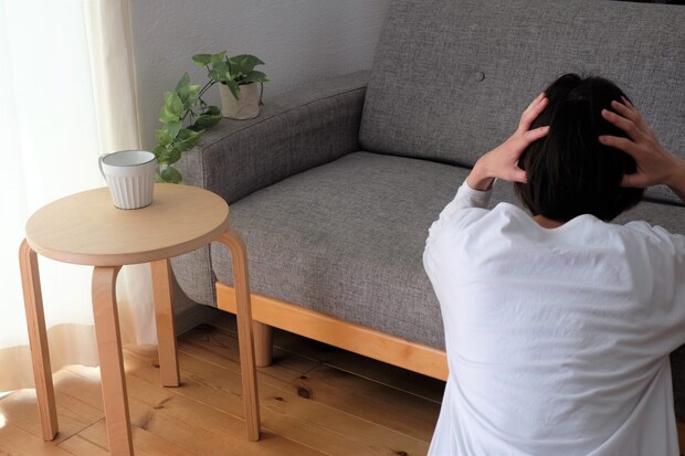 頭を抱える女性