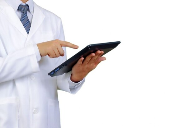 白衣を着た男性