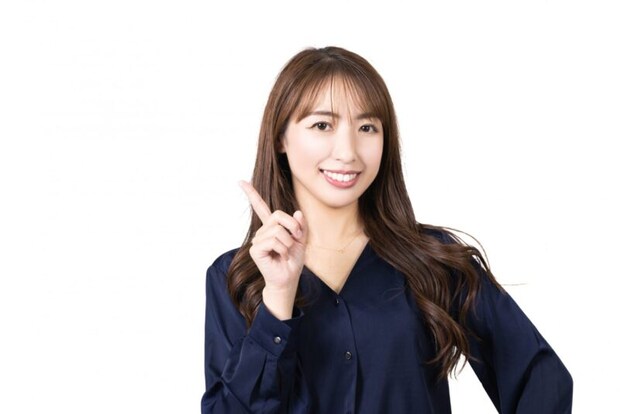 指を立てる女性