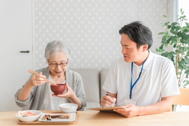 食事指導する男性スタッフ