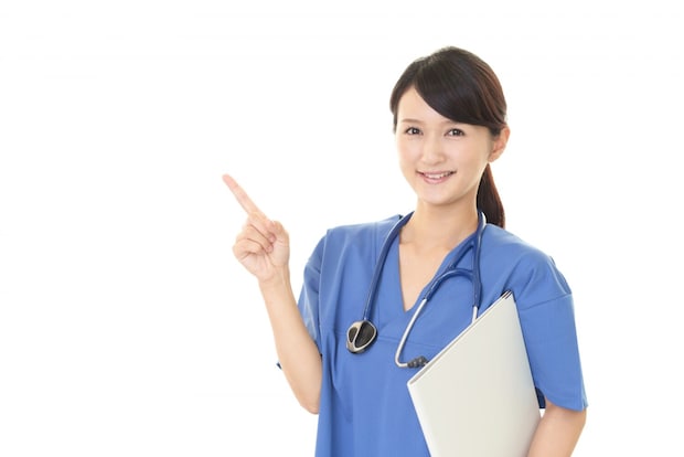 指をさす女医