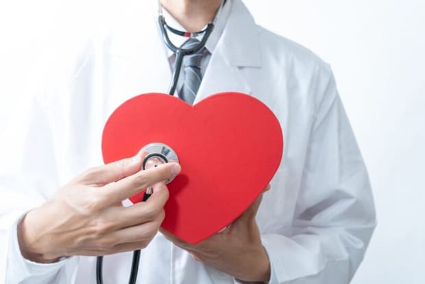 聴診器を持つ医師