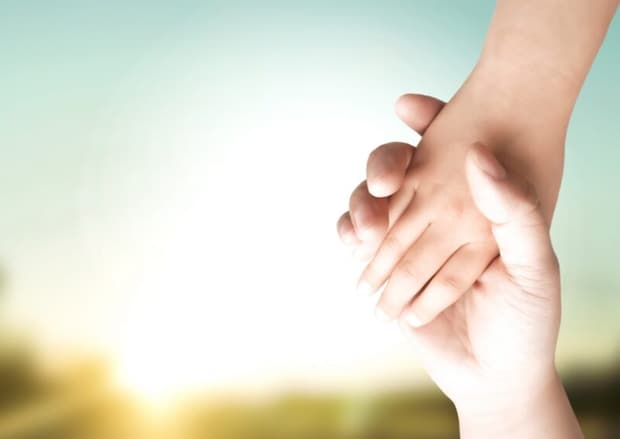 手を繋ぐイメージと光の背景