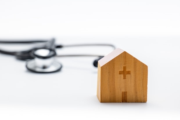 病院の模型と聴診器