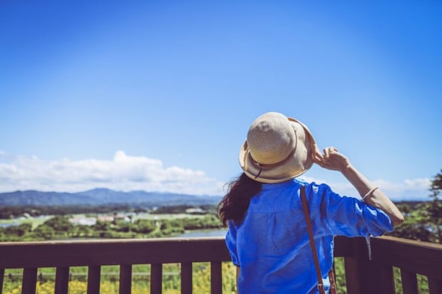 青空を見上げる女性