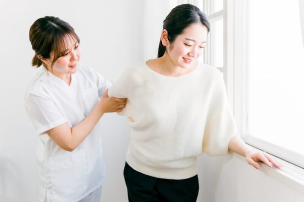 女性と理学療法士