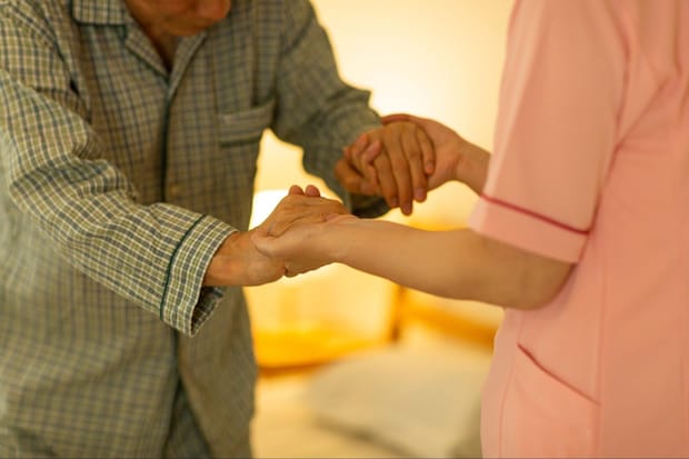 自宅介護で夜間のケア・見守りが必要な場合の対処法