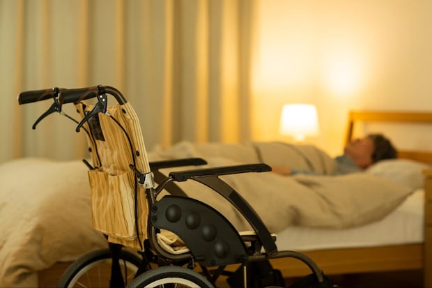 自宅介護での夜間ケアはどうする？よく起こるトラブルや利用できるサービス、便利なアイテムも解説