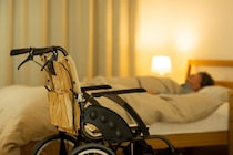 自宅介護での夜間ケアはどうする？よく起こるトラブルや利用できるサービス、便利なアイテムも解説