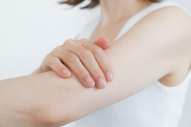 女性の腕身体