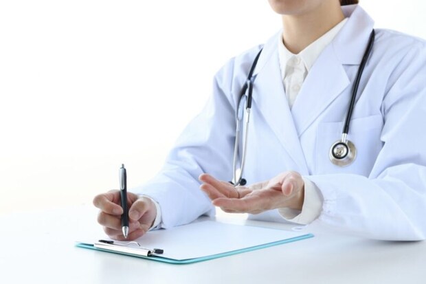 説明をするドクター