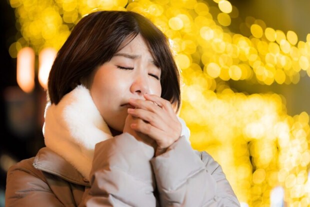 寒がる女性のイメージ