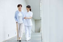 介護の歩行介助とは？スムーズに行うコツや注意点も解説