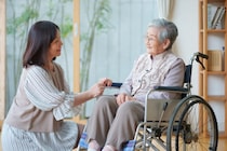 遠距離介護とは？必要な準備から便利なアイテム、仕事や家庭と両立させる方法を解説