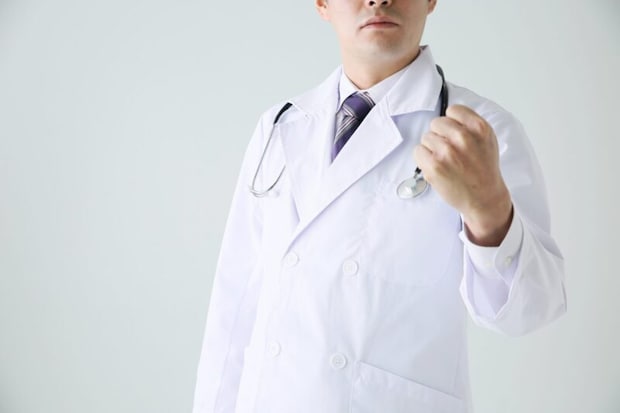 ガッツポーズする医師