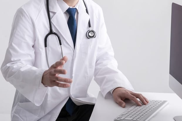 説明する男性医師