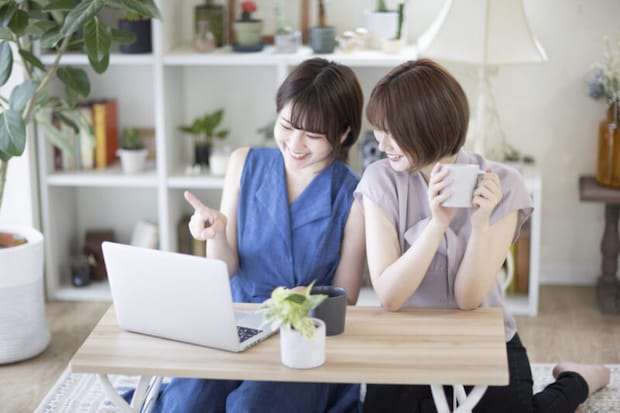 楽しそうな女性2人