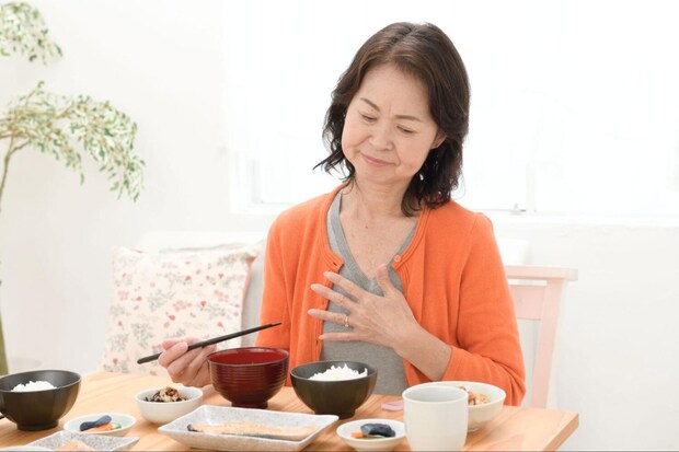 食事をするシニア女性11