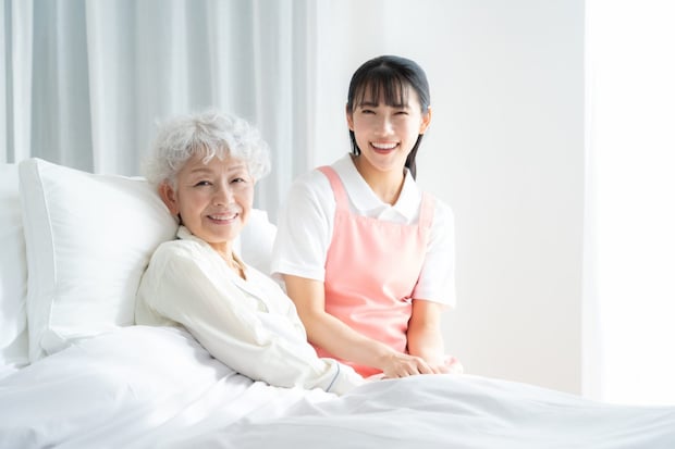 在宅か施設か介護の場所を悩んでいる方へ｜サービスの差や、メリット・デメリットを解説