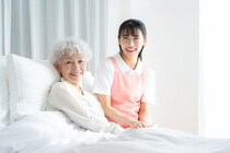 在宅か施設か介護の場所を悩んでいる方へ｜サービスの差や、メリット・デメリットを解説