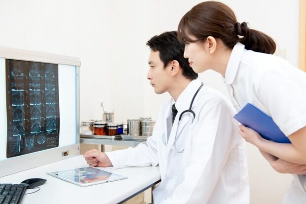 レントゲンを確認する医師