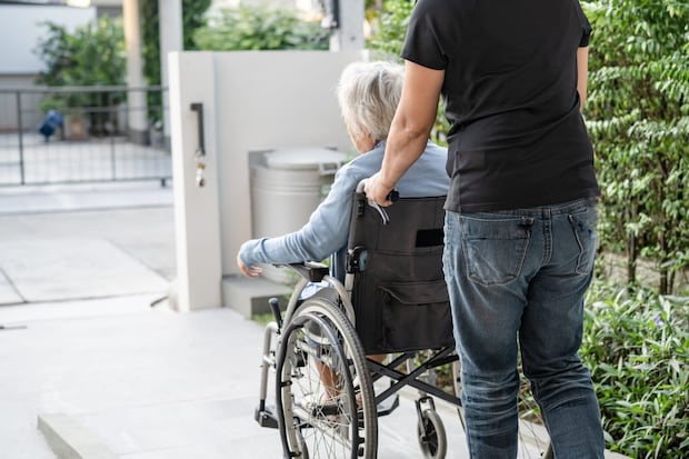 介護で家族にかかる負担と特に大変なこと