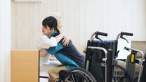 自宅介護でベッド移乗はどうすれば？手順と注意点、便利な補助具を解説