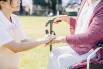 介護中に見逃しやすい認知症の兆候｜初期症状や気付いたときの対処法、具体的なケア方法を解説