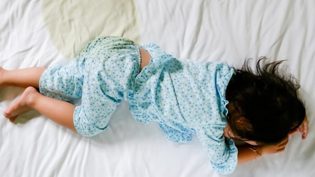 『夜尿症』の原因とおねしょ対策！ 受診の目安や接し方を小児科医が詳しく解説