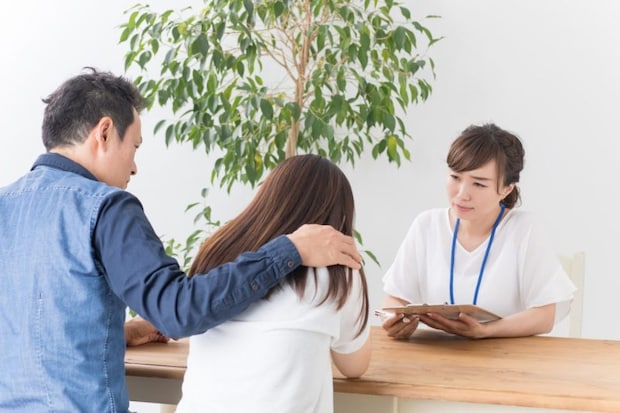 カウンセリングする女性