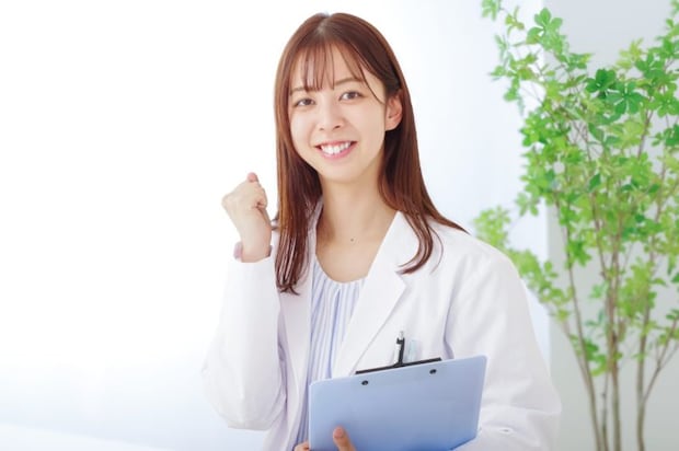 白衣の若い女性